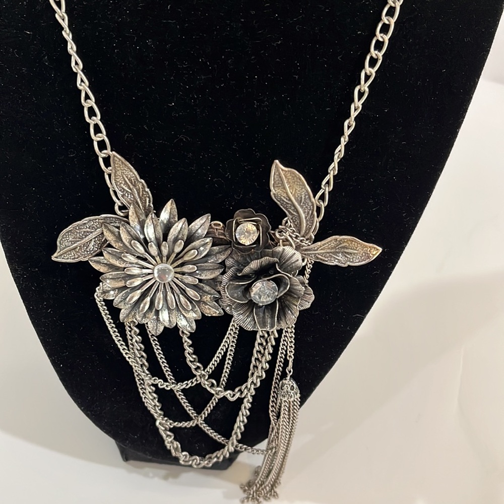 Silver tone necklace